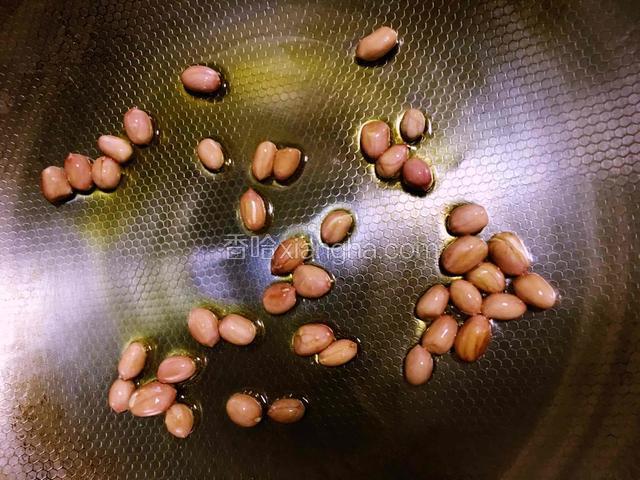 锅内放几滴油倒入花生米小火炒至酥脆