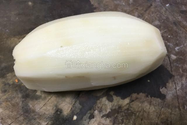 藕去皮待用；