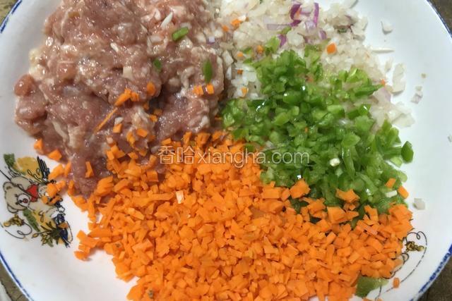 食材剁碎；