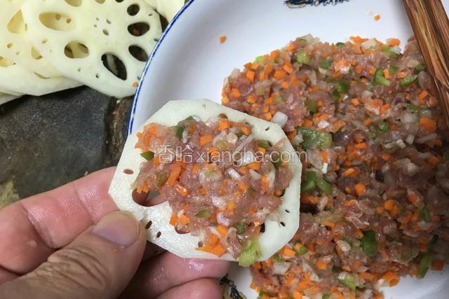 取藕片放上调和好味道的肉馅；