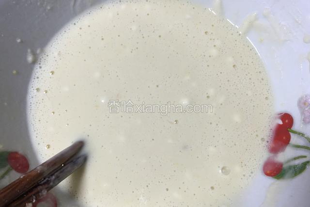 用面粉，鸡蛋，盐，清水调和面糊；