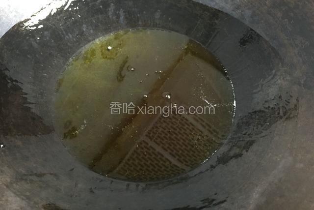 油锅热油，倒入适量菜籽油；