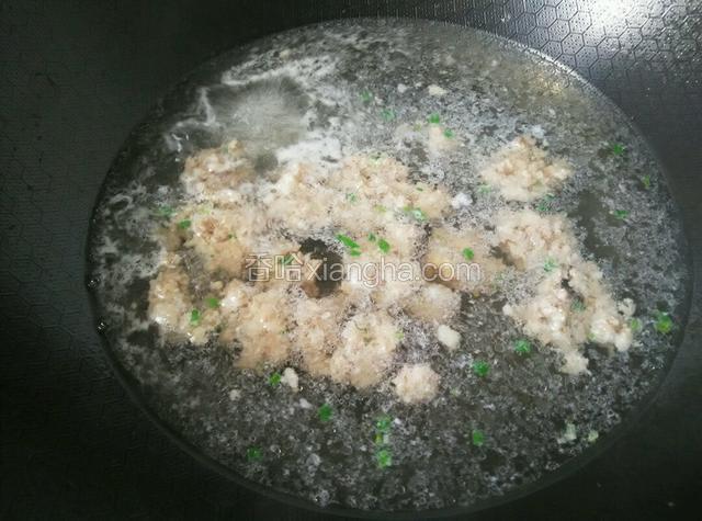 水烧开，用勺子将肉团成团放入锅中，烧开