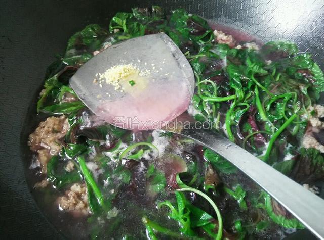 当汤再次开后，放入盐和鸡精，岀锅