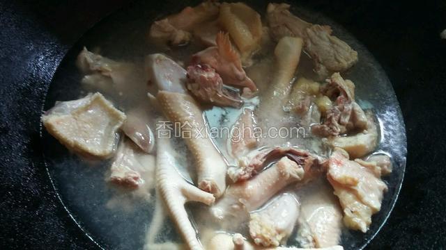 把鸡肉放入沸水中灼去血水，再洗去浮油