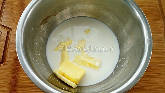把软化的黄油中加入牛奶和盐。