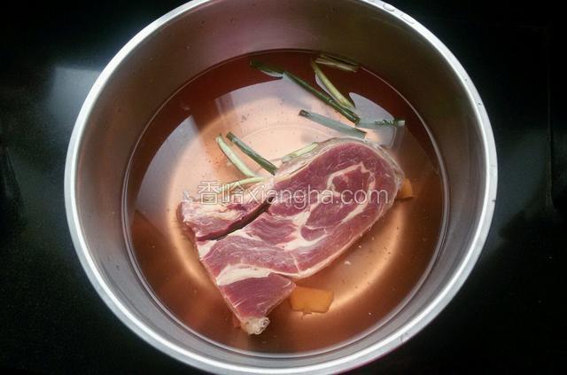 在水中放葱姜料酒把牛肉浸泡一个小时。