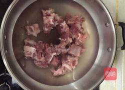 番茄土豆排骨汤的做法图解1