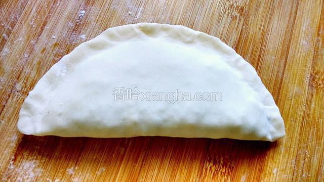 圆饼从下往上合上去，口捏紧。