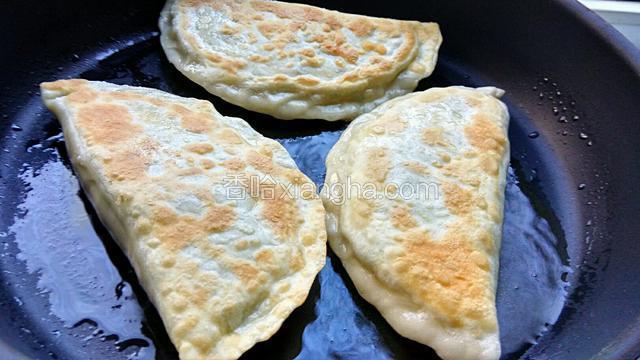 放入哈饼，开中小火，烙至两面金黄。