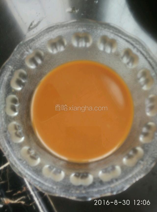 用盐，鸡精，生抽，料酒，耗油，生粉，水调成汁，备用