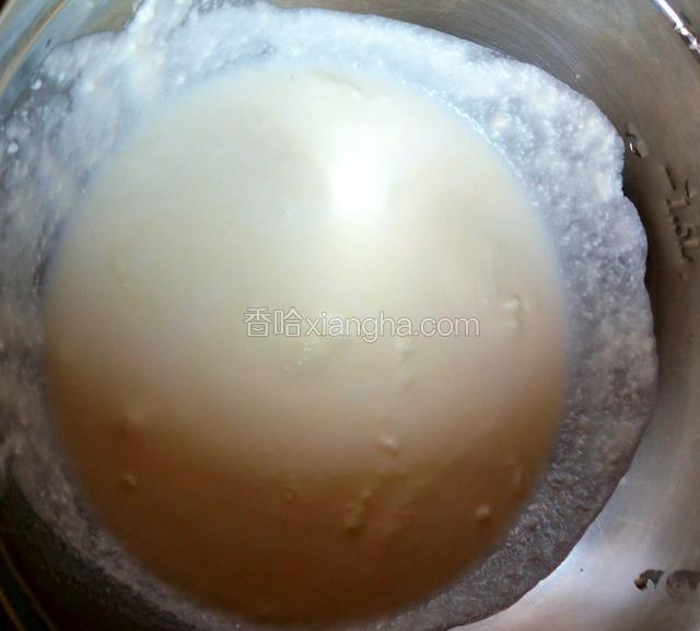 将鲜奶，淡奶油，炼乳和糖霜倒入不锈钢盆中。