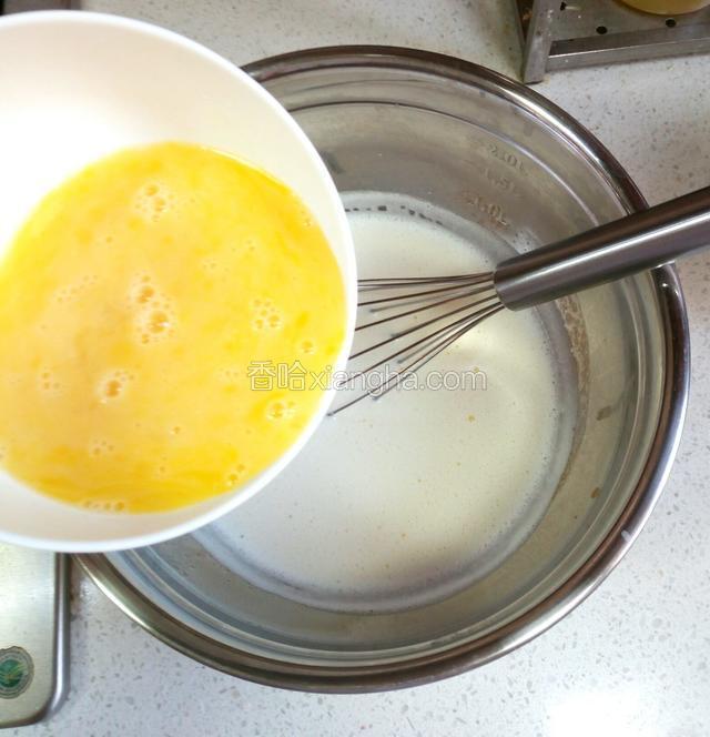 将搅拌均匀的鸡蛋液，加入盆中拌匀。