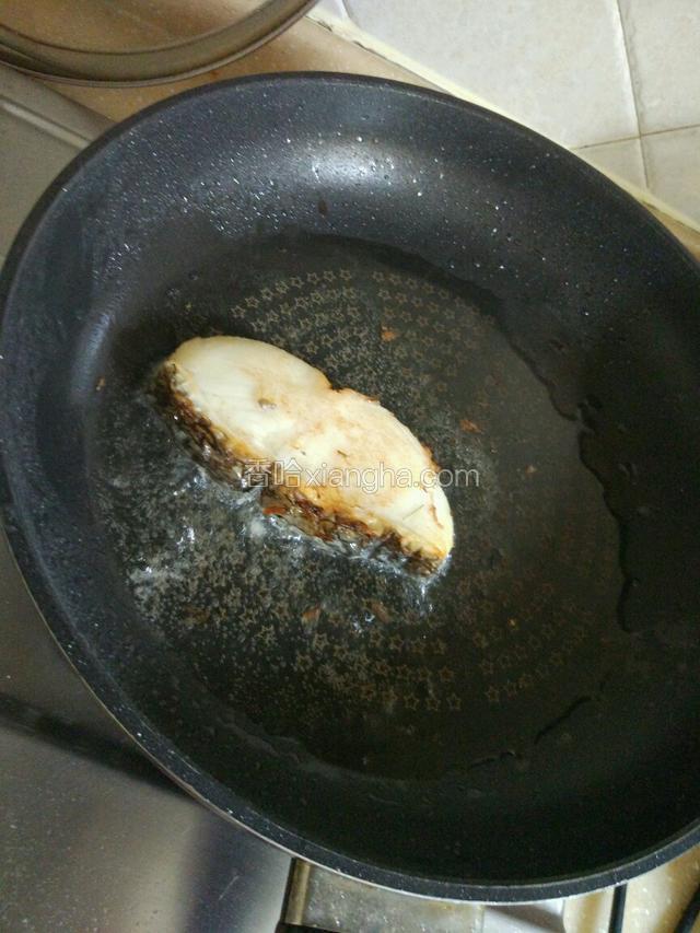 锅里放适量的油，烧热后，把腌制好的的银鳕鱼放入煎，中小火慢慢煎至两面金黄，即可！