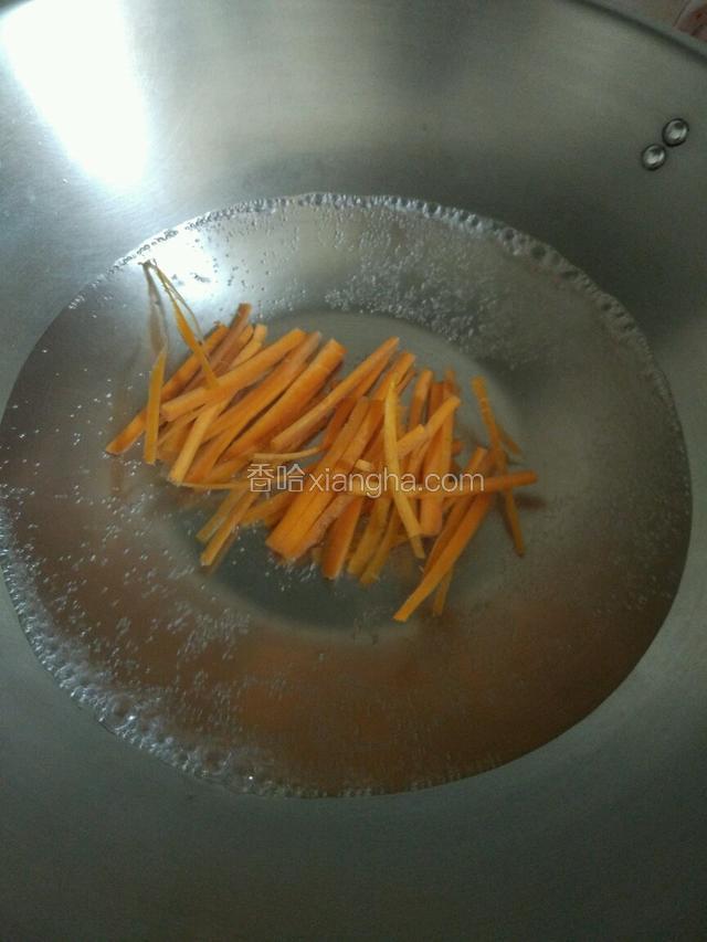 胡萝卜放锅里开水烫一分钟！