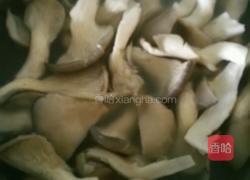 平菇肉片的做法图解1