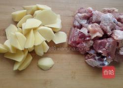 土豆炖鸡肉的做法图解1