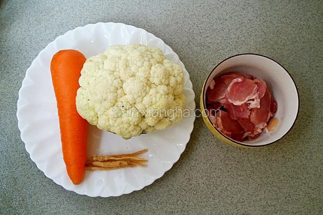 主角登场:党参+花椰菜+胡萝卜and肉片。