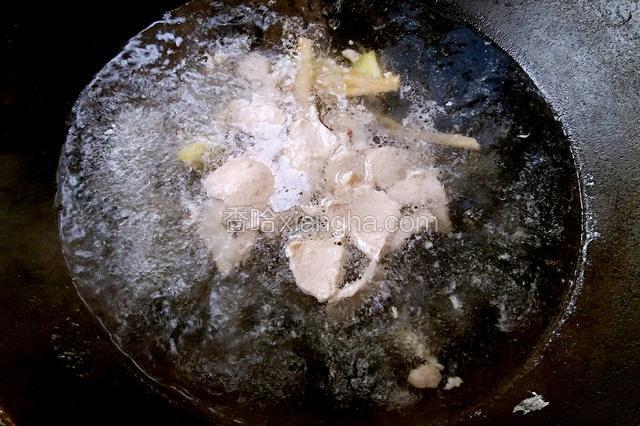 肉片飞水后凉水入锅，放入加姜片和党参，小火炖30分钟。