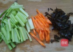 凉拌芹菜的做法图解1