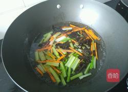 凉拌芹菜的做法图解3