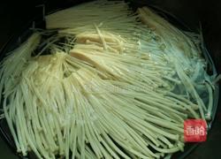 蒜苗拌金针菇的做法图解2