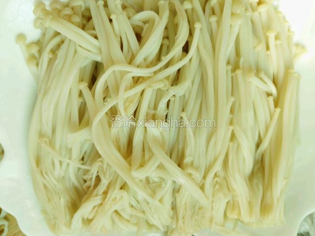 摆在盘子里