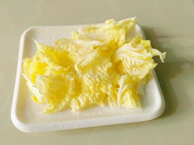 小白菜嫩叶，撕小块备用。