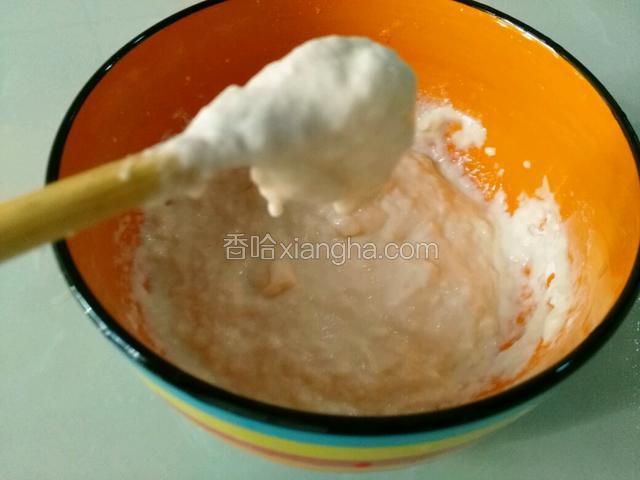 面粉添加清水，和均匀面糊，用筷子提起面糊不马上低落就可以。