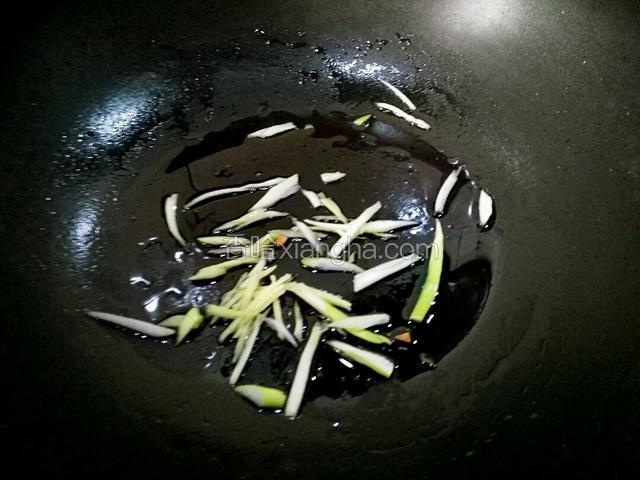 准备炒锅，倒适量油，下葱姜丝翻炒出味。