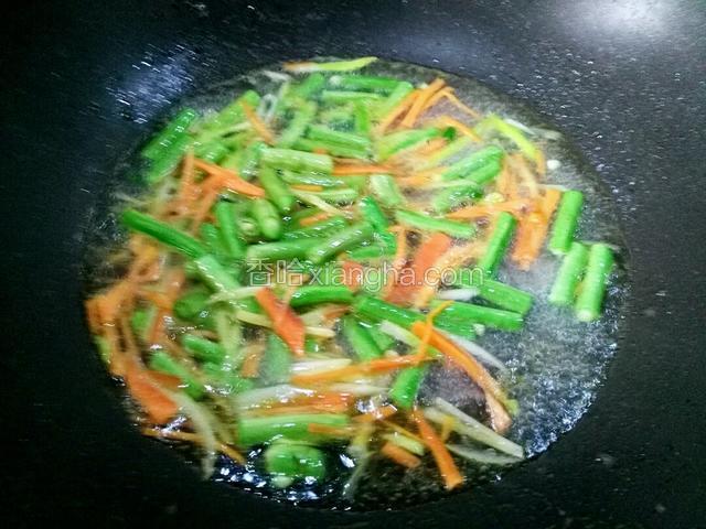 翻炒至半熟，倒少许清水，点点盐，炖两分钟左右马上出锅。盛出备用。