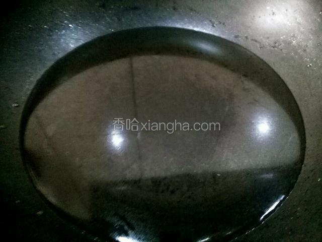 另起锅，直接倒适量清水，大约两碗的量。
