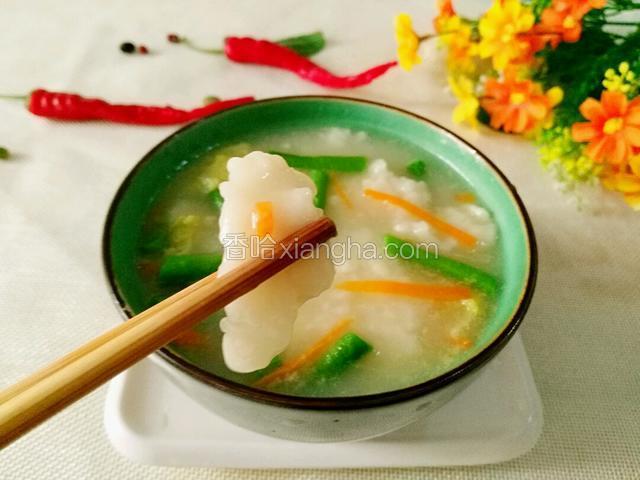 盛入碗里。看看好肥的面块哦。