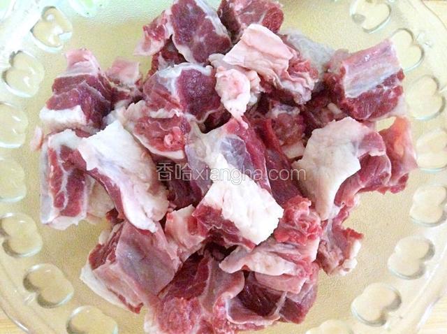 牛肉冲洗干净切块