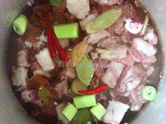 牛肉和调料倒入高压锅中，加没过牛肉的水，盖上锅盖，大火烧开，盖上气压阀，小火炖二十五分钟