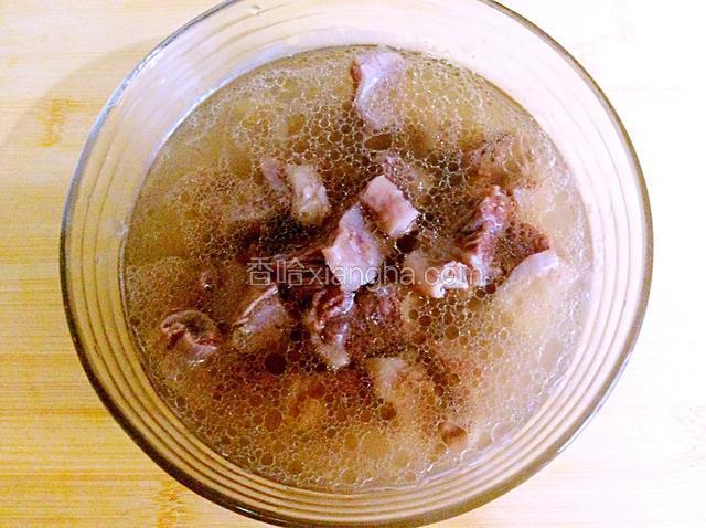 从炖好牛肉的高压锅中，盛出一碗牛肉