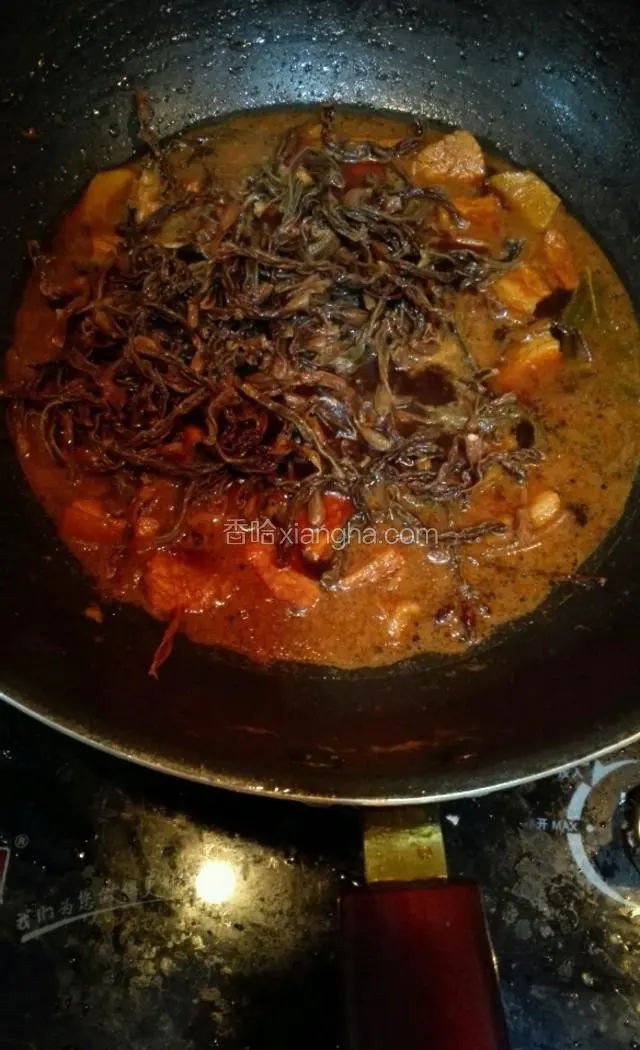 加适量的盐，入缸豆干煮20分钟（缸豆干入锅不要一直煮，前期如果水加多了可以在入缸豆干前适当延长点时间，缸豆干煮太久了就没嚼劲儿了）
