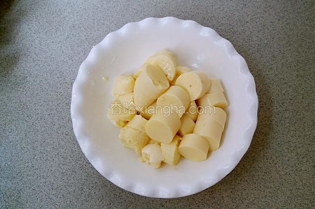 撕开豆腐包装，切块。

撕豆腐是个技术活，要想撕的好看又完整，臣妾做不到(⊙o⊙)哇！