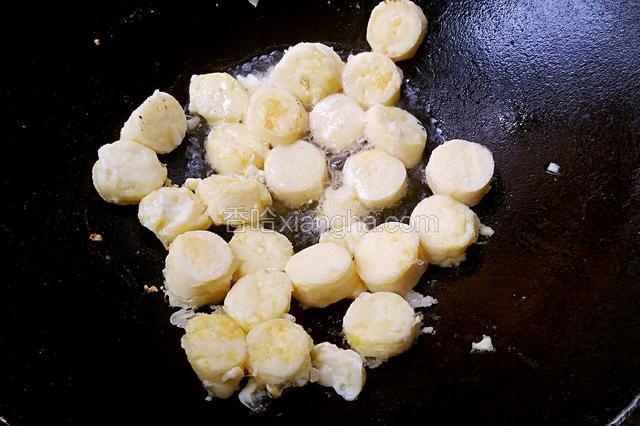 锅里热油，将日本豆腐小火煎至两面金黄。
