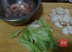 西芹百合炒虾仁的做法图解1