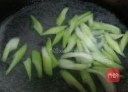 西芹百合炒虾仁的做法图解3