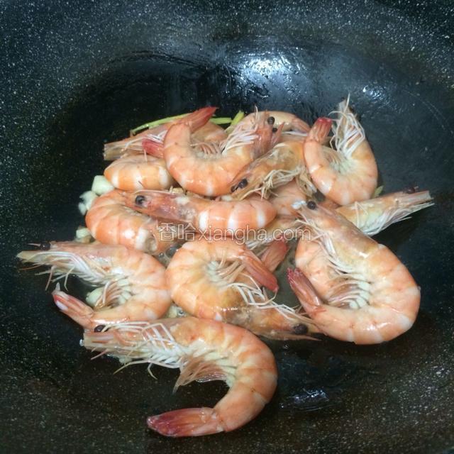 虾剪去虾枪，去虾线，入加了入许油的锅中煎，变色起锅备用。