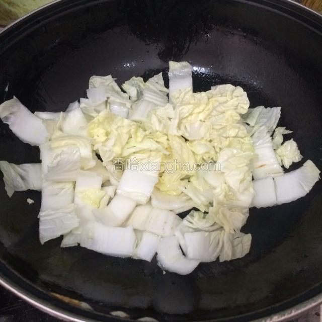 白菜入锅翻炒至微软。