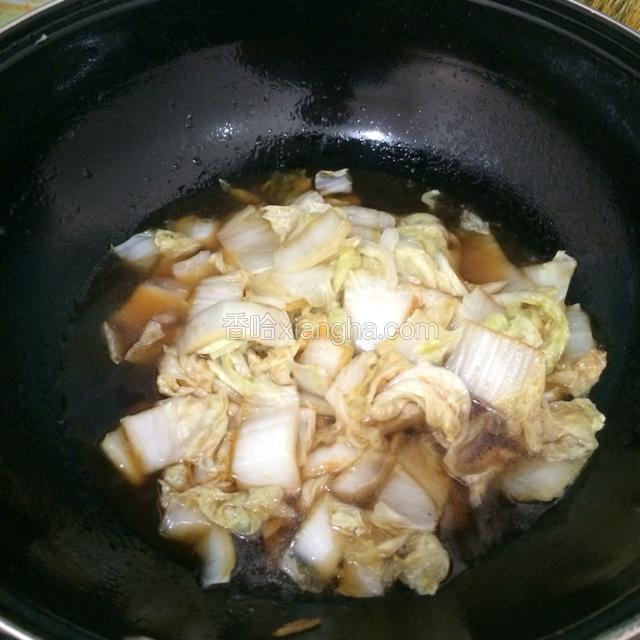 加一勺酱油，加入适量水。
