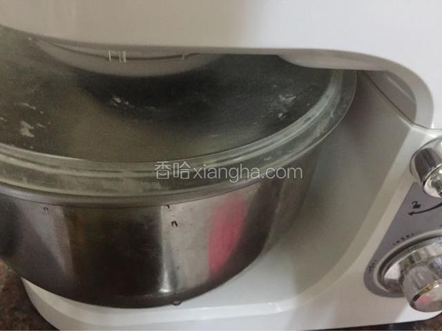 直接放回厨师机揉几分钟，相当于给面团排气