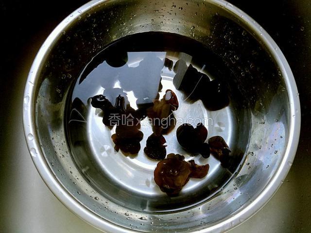 木耳提前用水泡发。