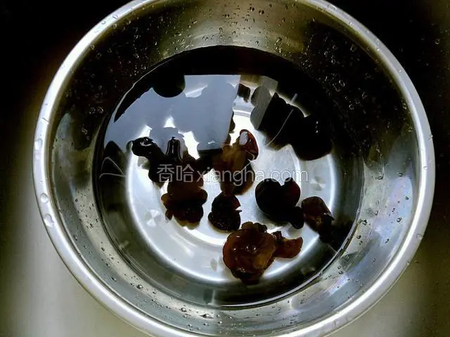 木耳提前用水泡发。