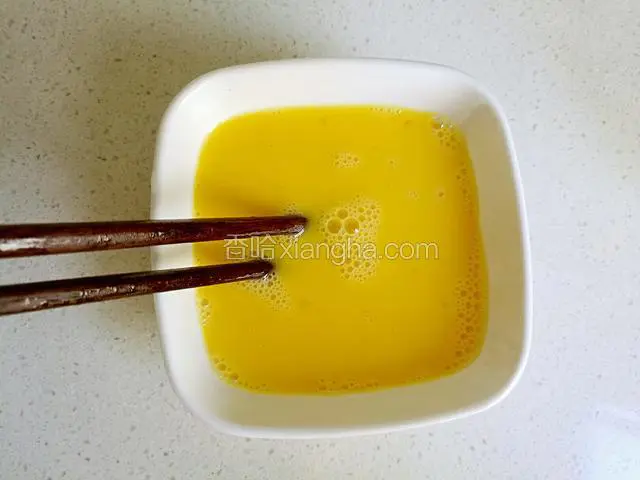 鸡蛋打散搅拌均匀。