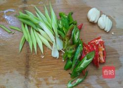 黄豆芽炒木耳的做法图解3
