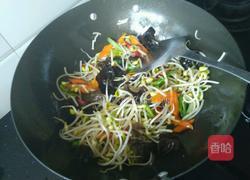 黄豆芽炒木耳的做法图解5